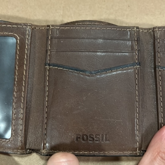 FOSSIL Men's Leather Bifold Brown Wallet with Flip ID Window - Picture 8 of 12